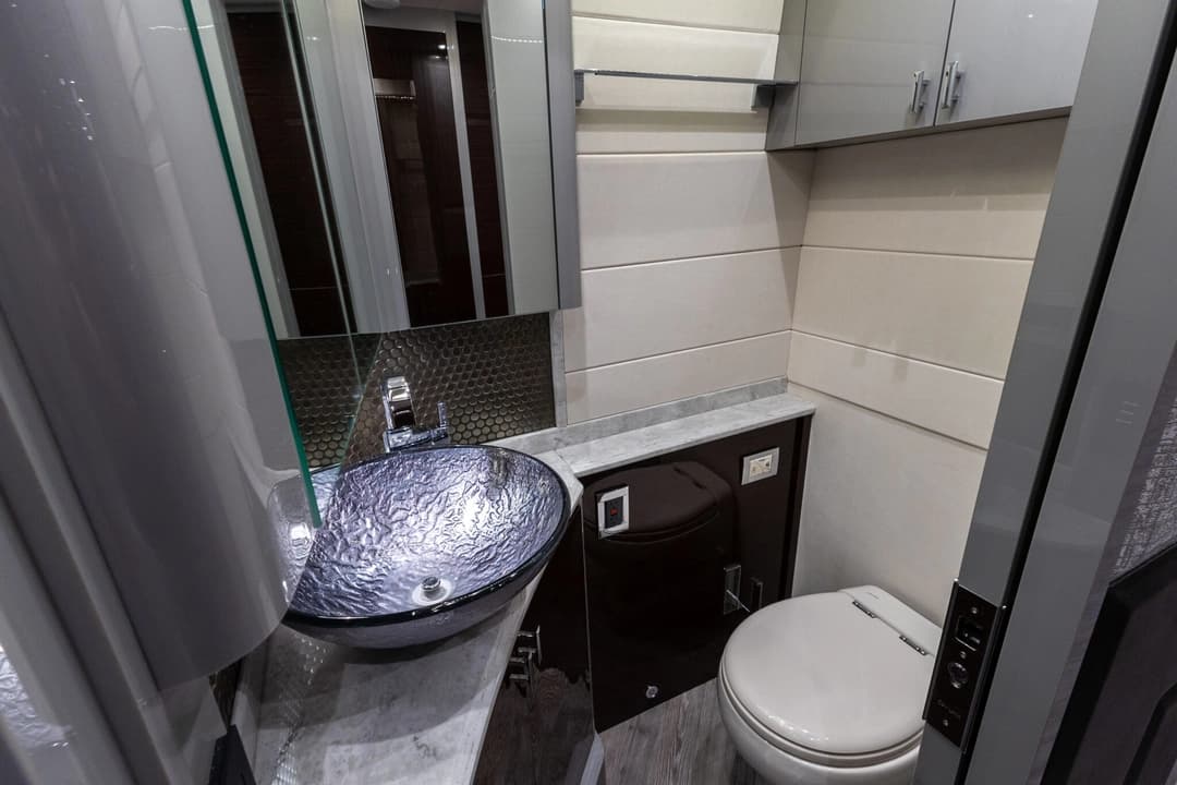 2021 Emerald Luxury Coaches H3 Series - Image 23