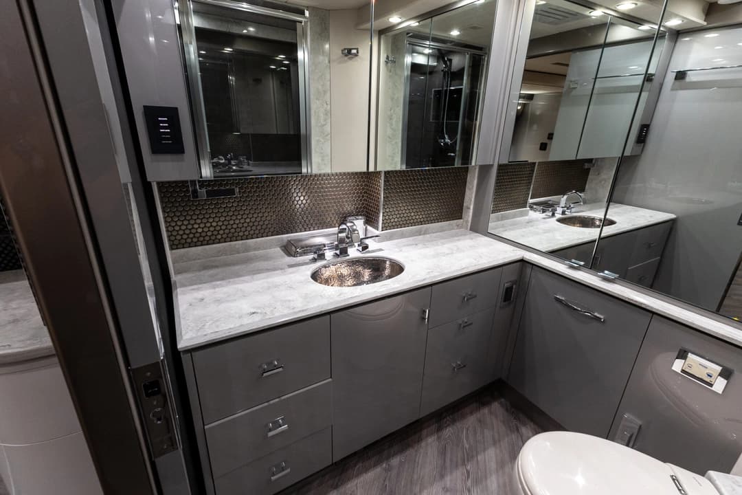 2021 Emerald Luxury Coaches H3 Series - Image 31