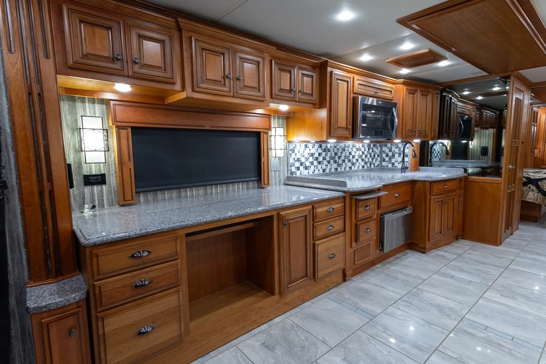 2017 Newmar Dutch Star Motorhome - Image 17