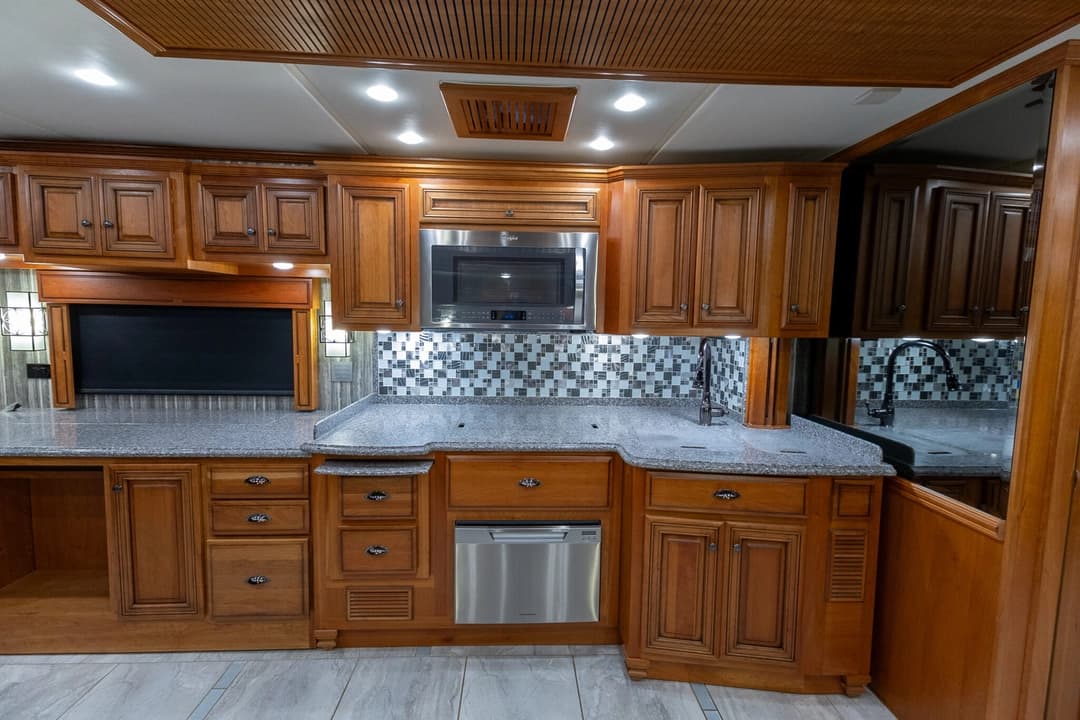 2017 Newmar Dutch Star Motorhome - Image 19