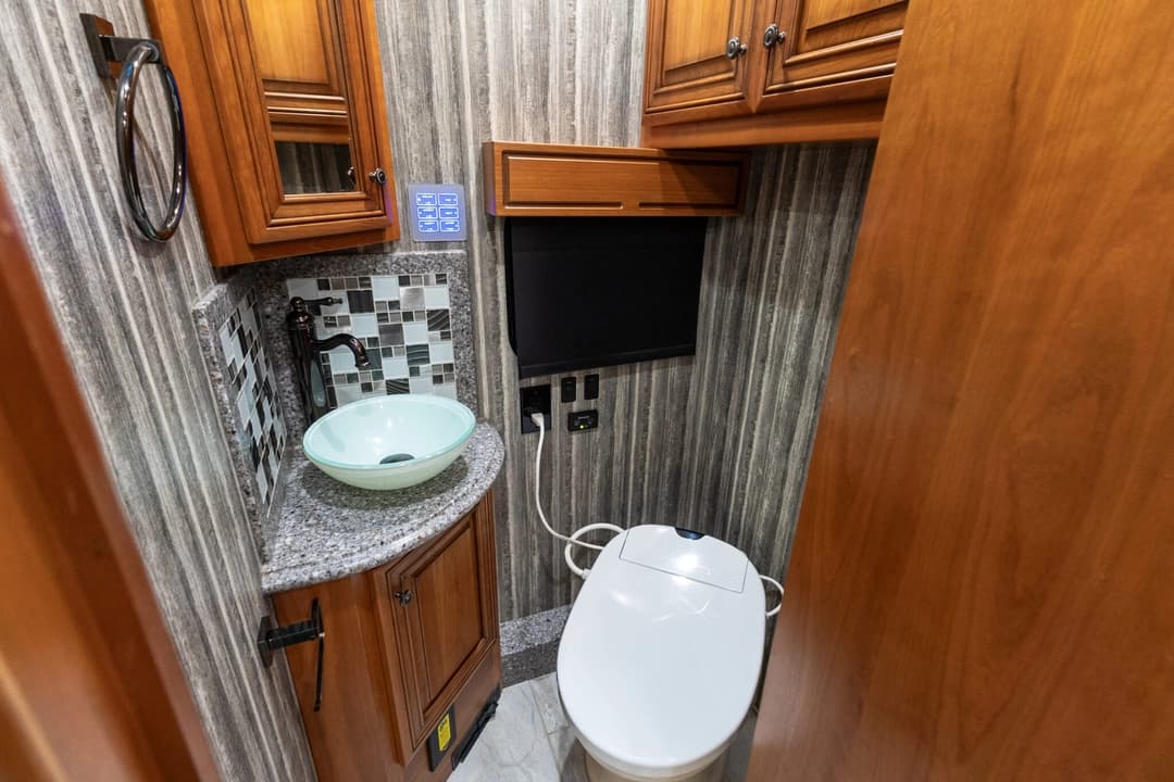 2017 Newmar Dutch Star Motorhome - Image 22