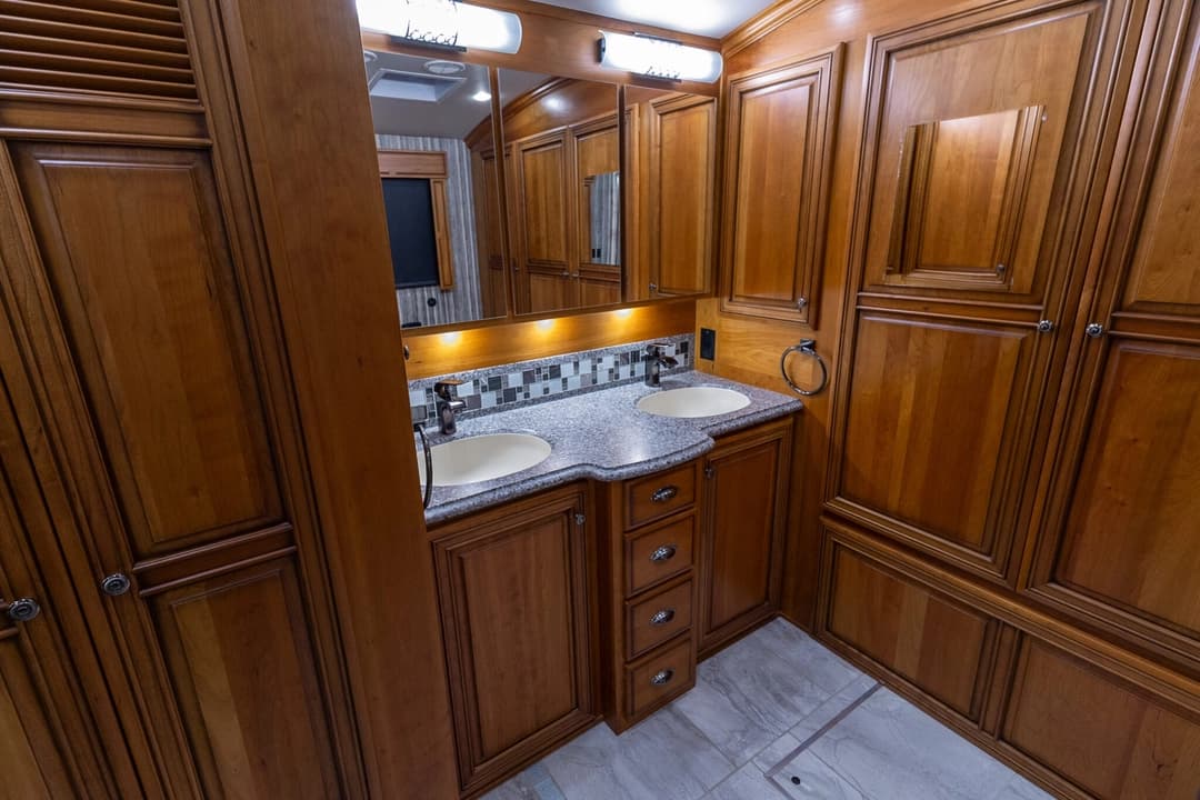 2017 Newmar Dutch Star Motorhome - Image 28
