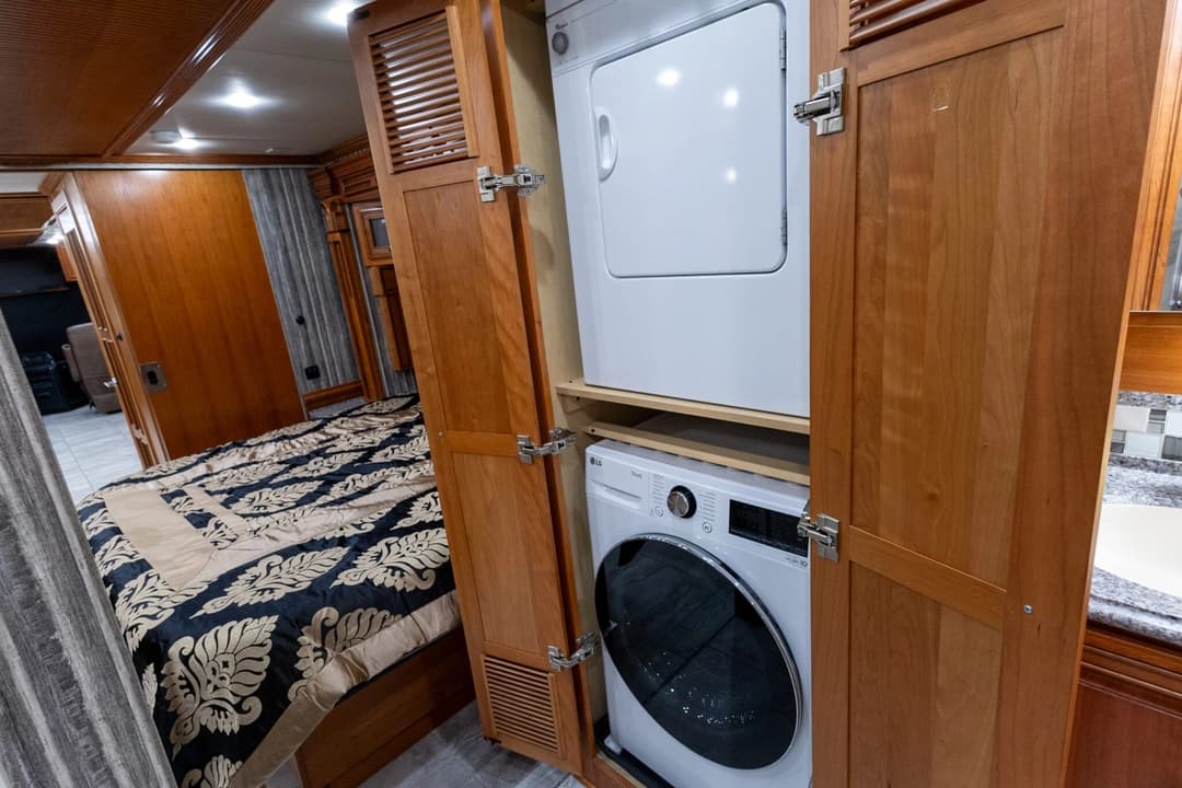 2017 Newmar Dutch Star Motorhome - Image 31