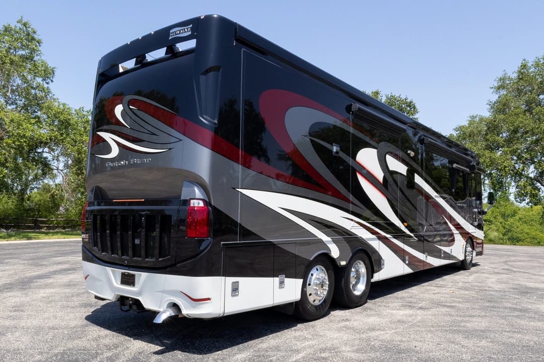 2017 Newmar Dutch Star Motorhome - Image 5