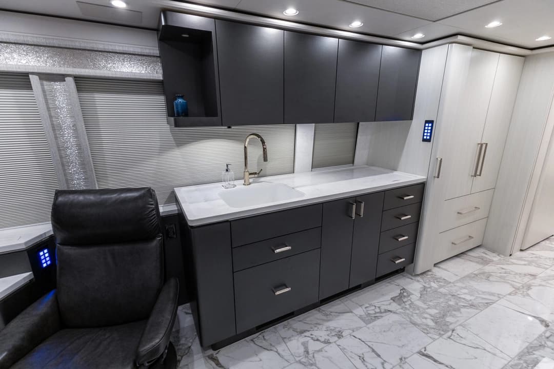2017 Newmar Dutch Star 4369 - Image 18