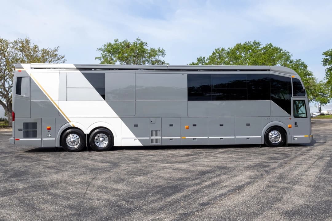 2022 Prevost H3-45 VIP - Image 3