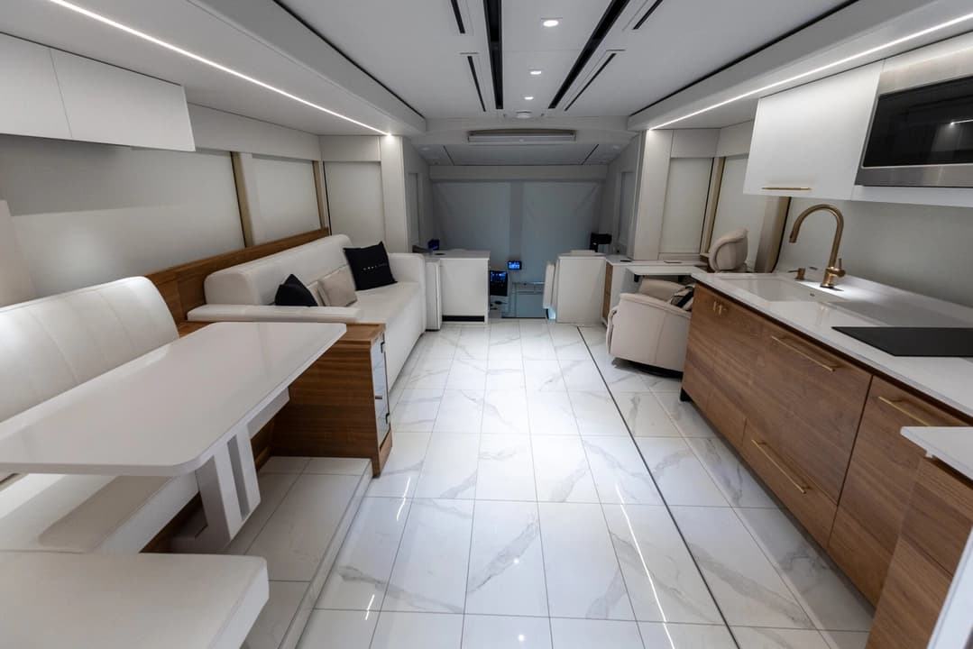 2022 Prevost H3-45 VIP - Image 21