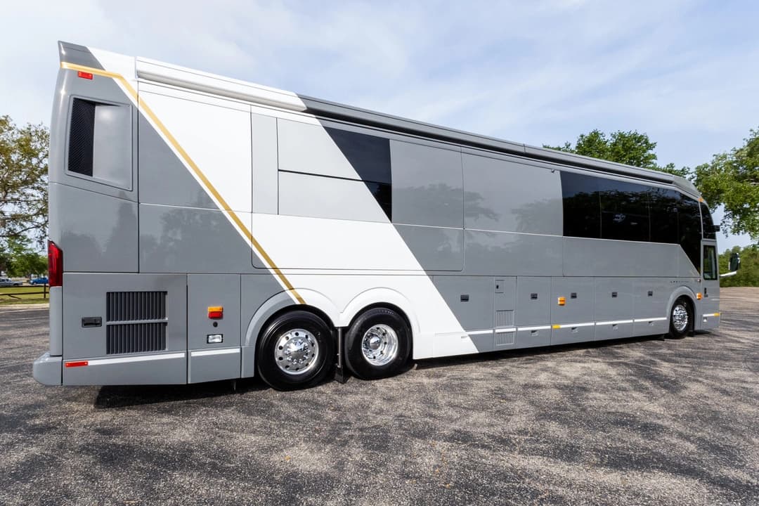 2022 Prevost H3-45 VIP - Image 4
