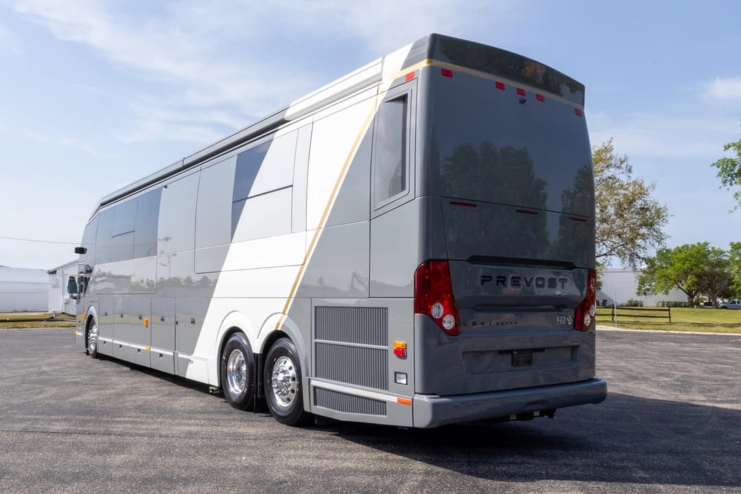 2022 Prevost H3-45 VIP - Image 7
