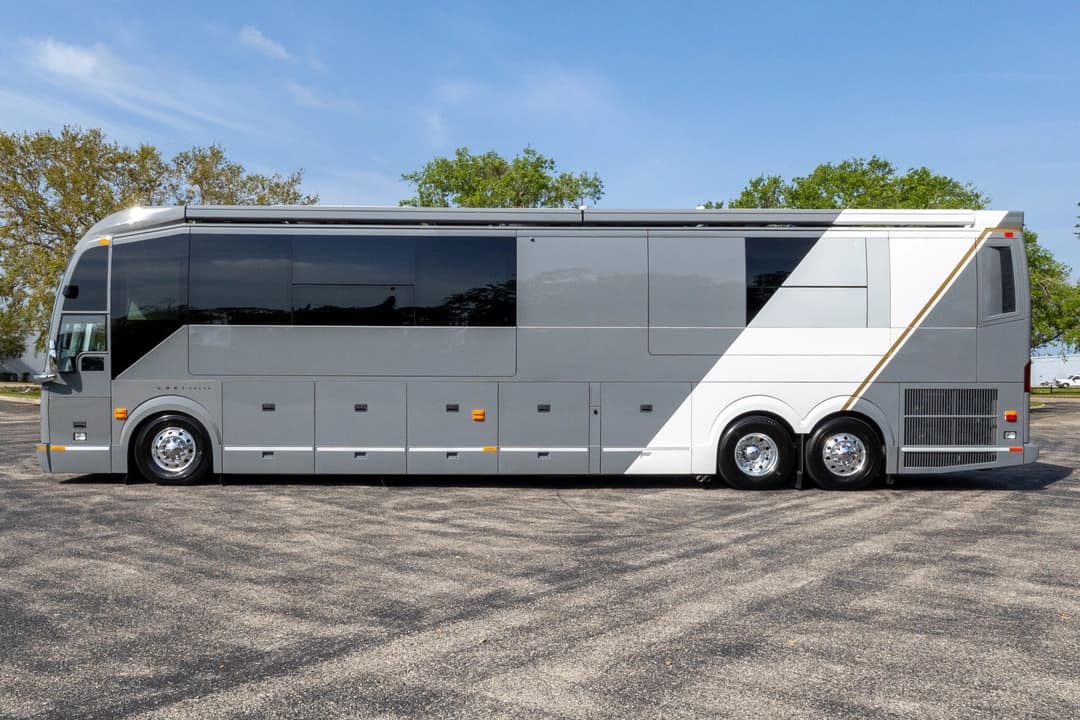 2022 Prevost H3-45 VIP - Image 9