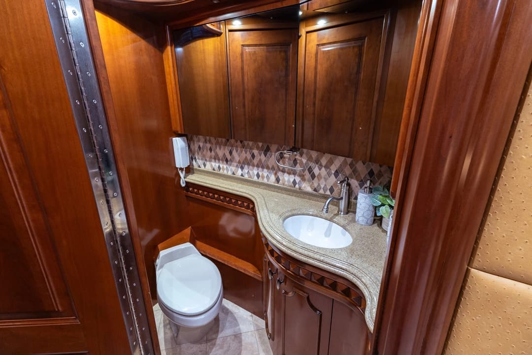 2009 Prevost Mirano Edition Motorhome - Image 22