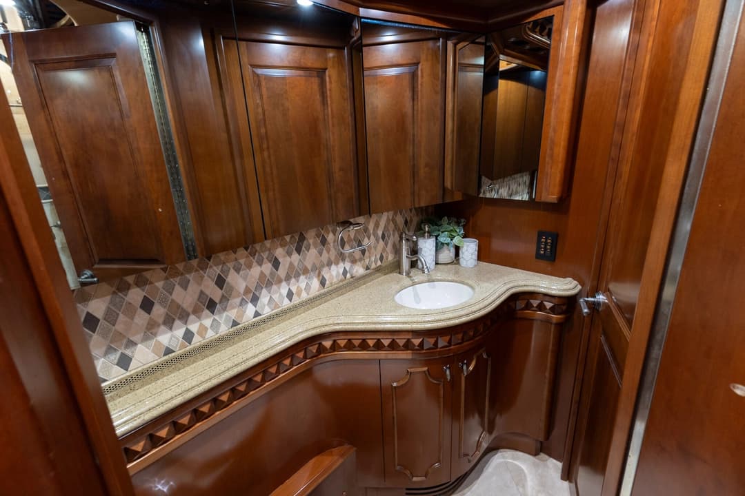 2009 Prevost Mirano Edition Motorhome - Image 24