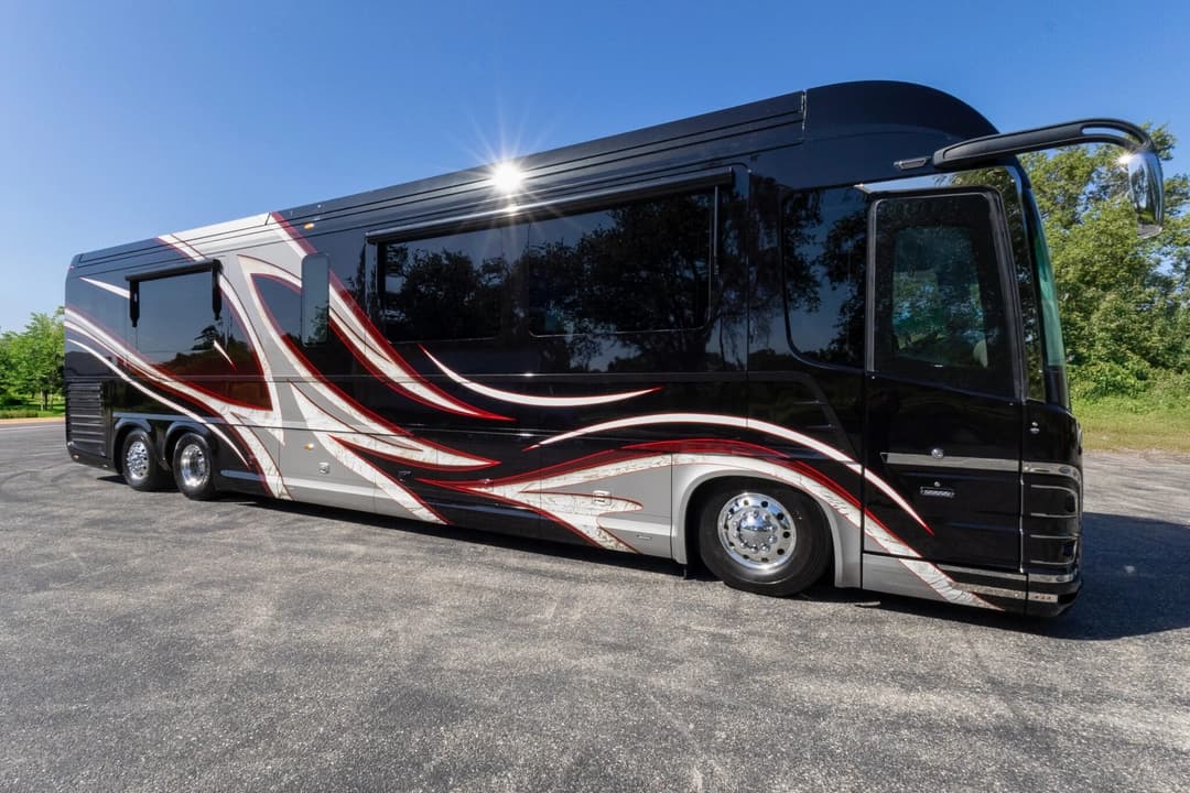 2017 Newell P50 Quad Slide Motorhome - Image 2
