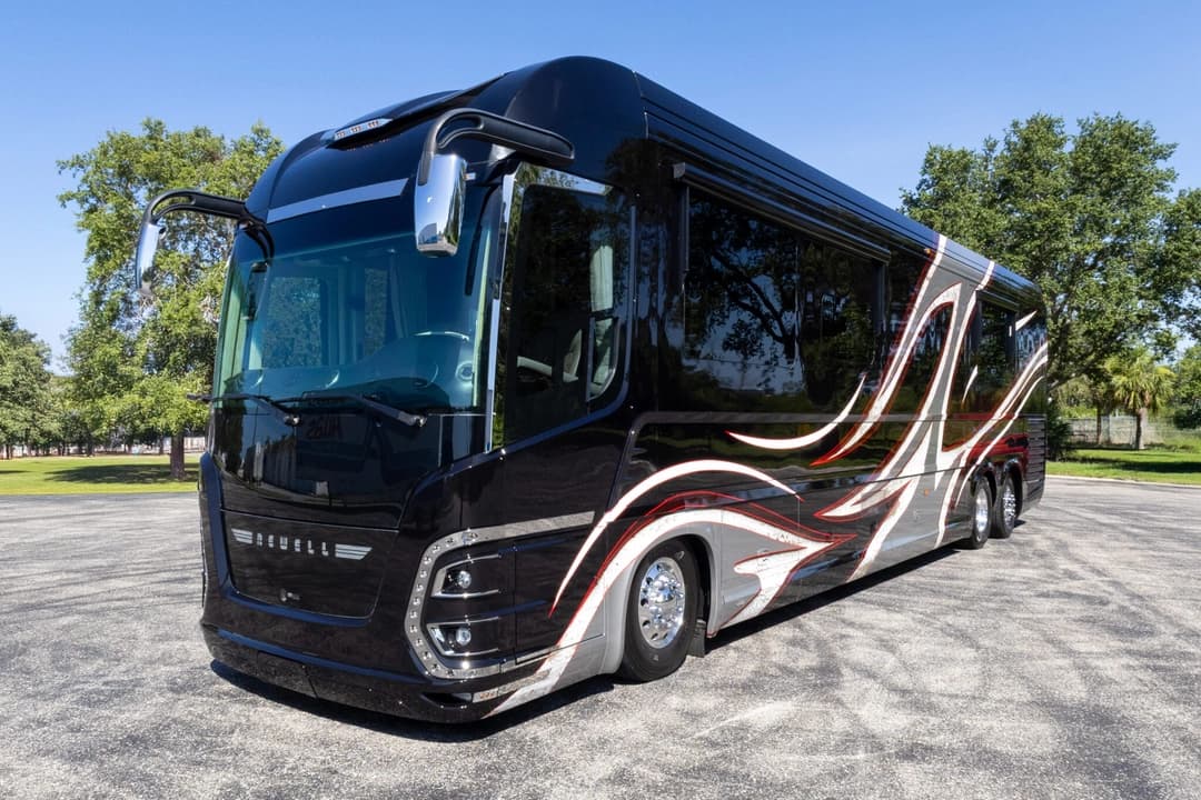 2017 Newell P50 Quad Slide Motorhome - Image 11