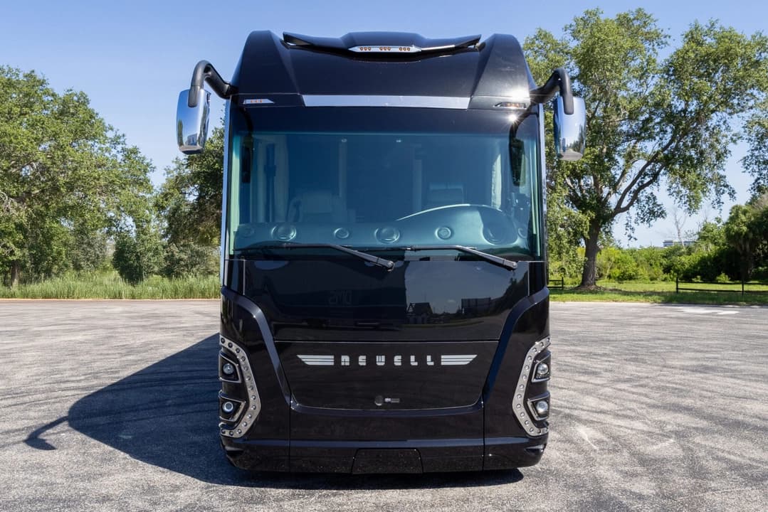 2017 Newell P50 Quad Slide Motorhome - Image 12