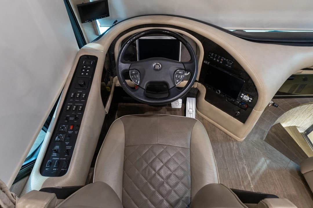 2017 Newell P50 Quad Slide Motorhome - Image 13
