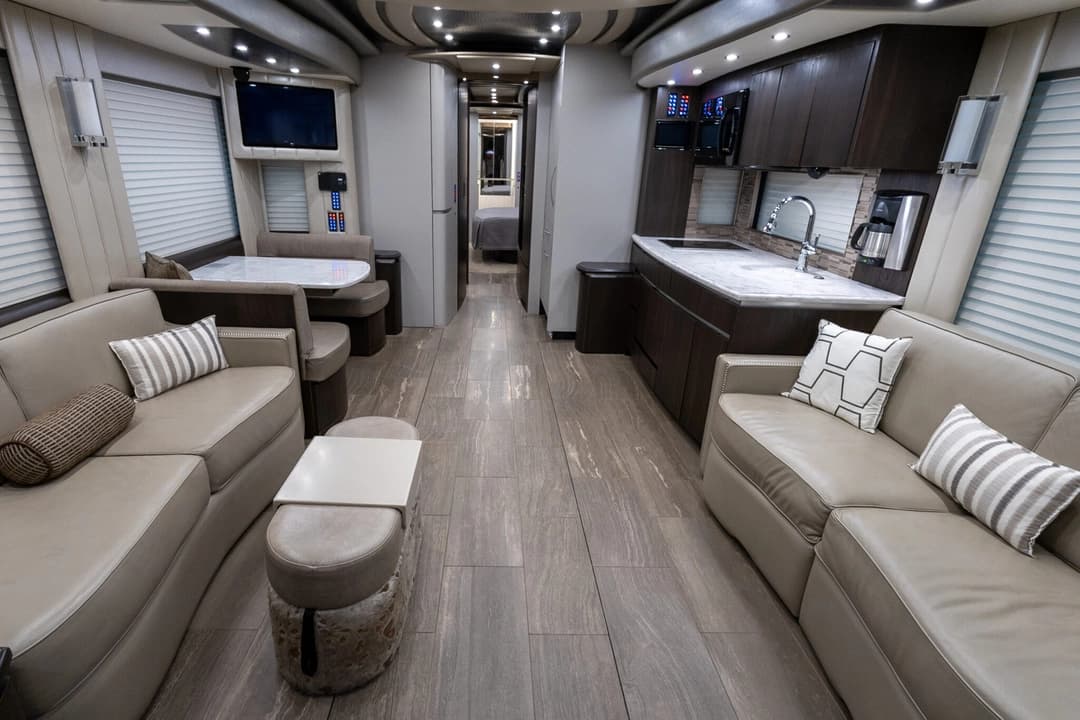2017 Newell P50 Quad Slide Motorhome - Image 14