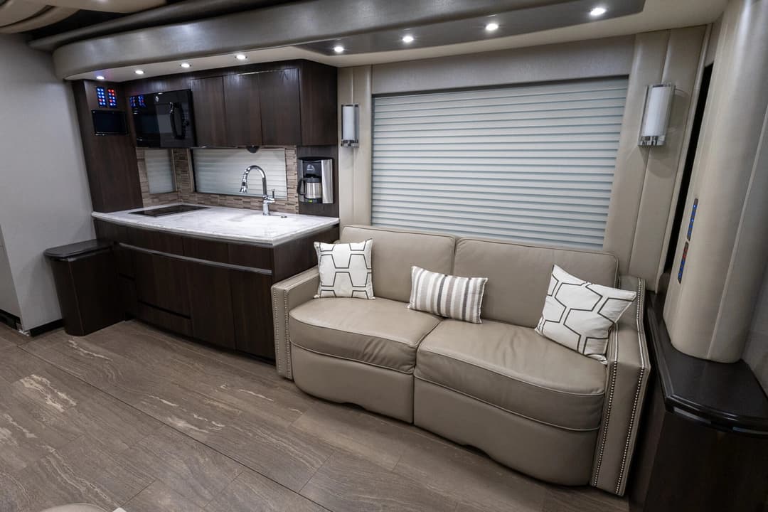2017 Newell P50 Quad Slide Motorhome - Image 15