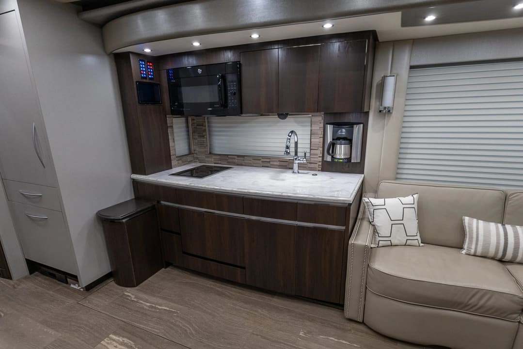 2017 Newell P50 Quad Slide Motorhome - Image 16
