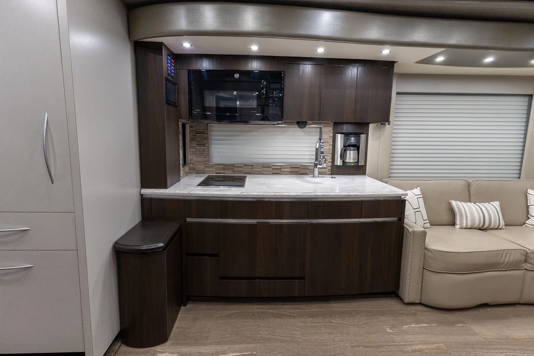 2017 Newell P50 Quad Slide Motorhome - Image 17