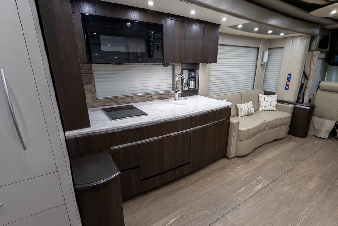 2017 Newell P50 Quad Slide Motorhome - Image 18