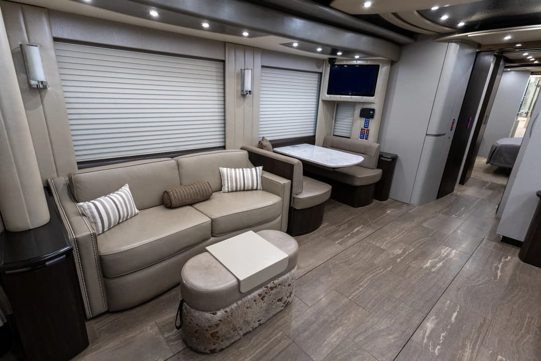 2017 Newell P50 Quad Slide Motorhome - Image 19