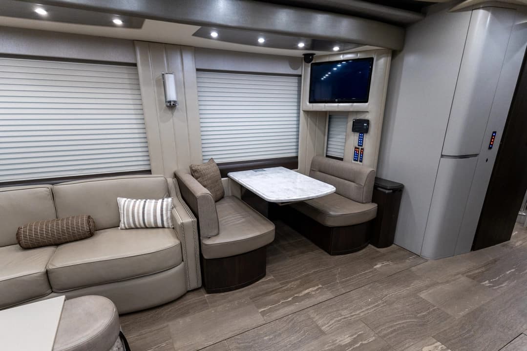 2017 Newell P50 Quad Slide Motorhome - Image 20