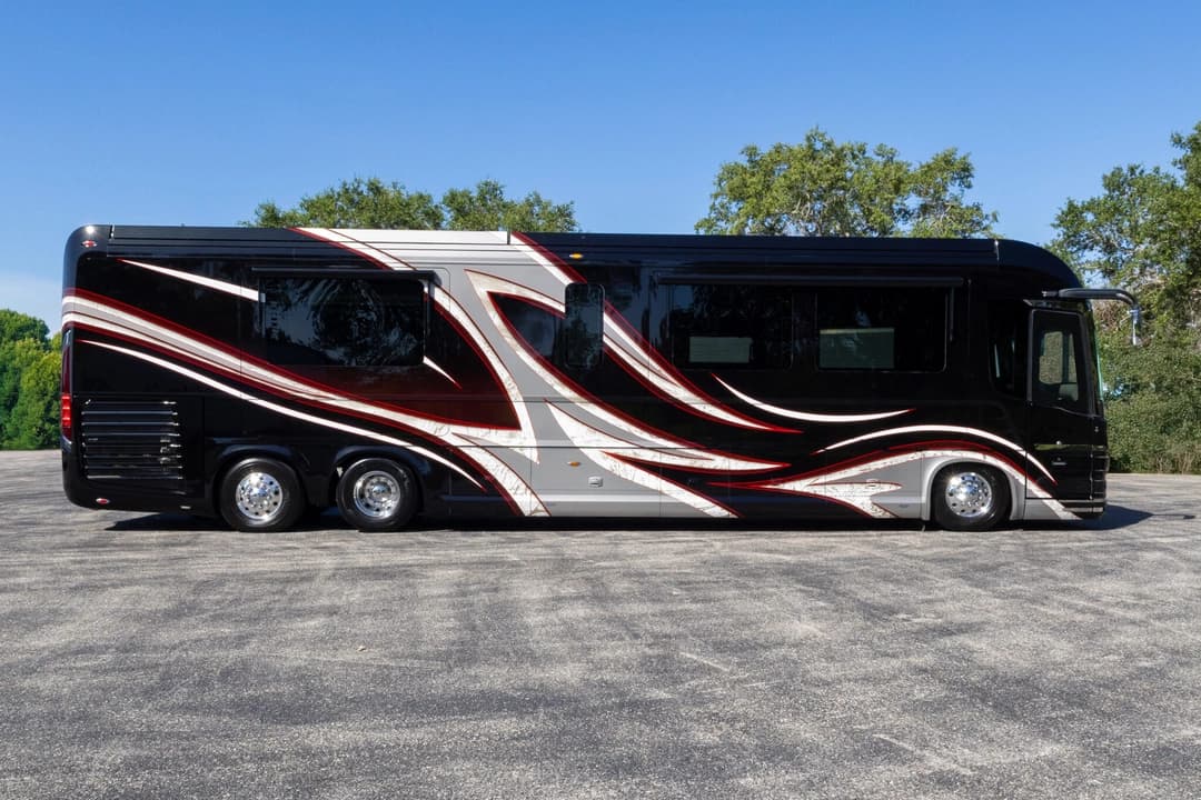 2017 Newell P50 Quad Slide Motorhome - Image 3