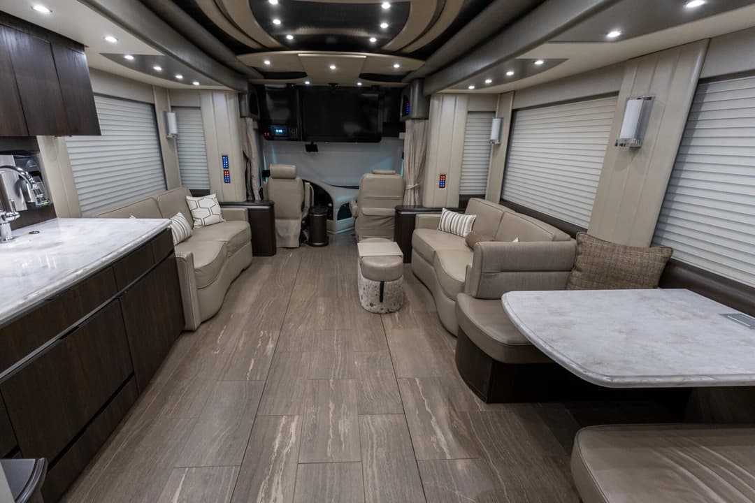 2017 Newell P50 Quad Slide Motorhome - Image 21