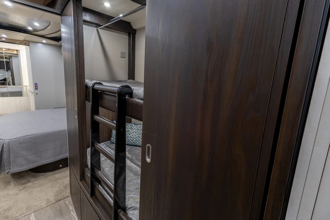2017 Newell P50 Quad Slide Motorhome - Image 22
