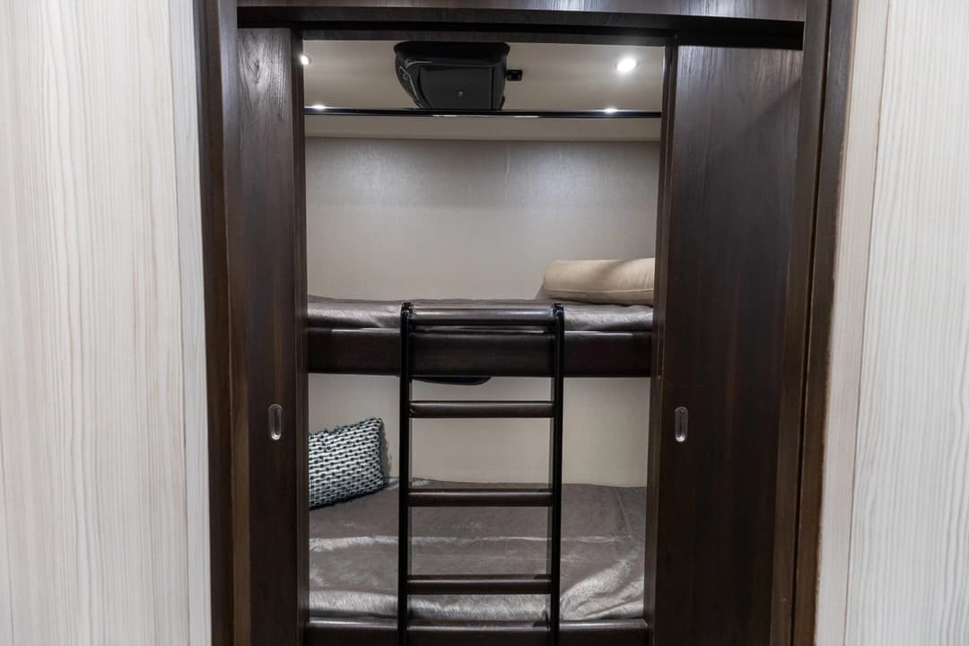 2017 Newell P50 Quad Slide Motorhome - Image 23