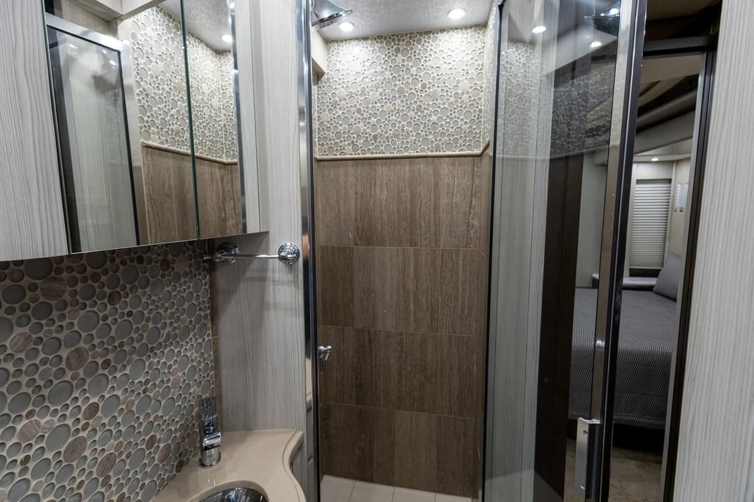 2017 Newell P50 Quad Slide Motorhome - Image 25