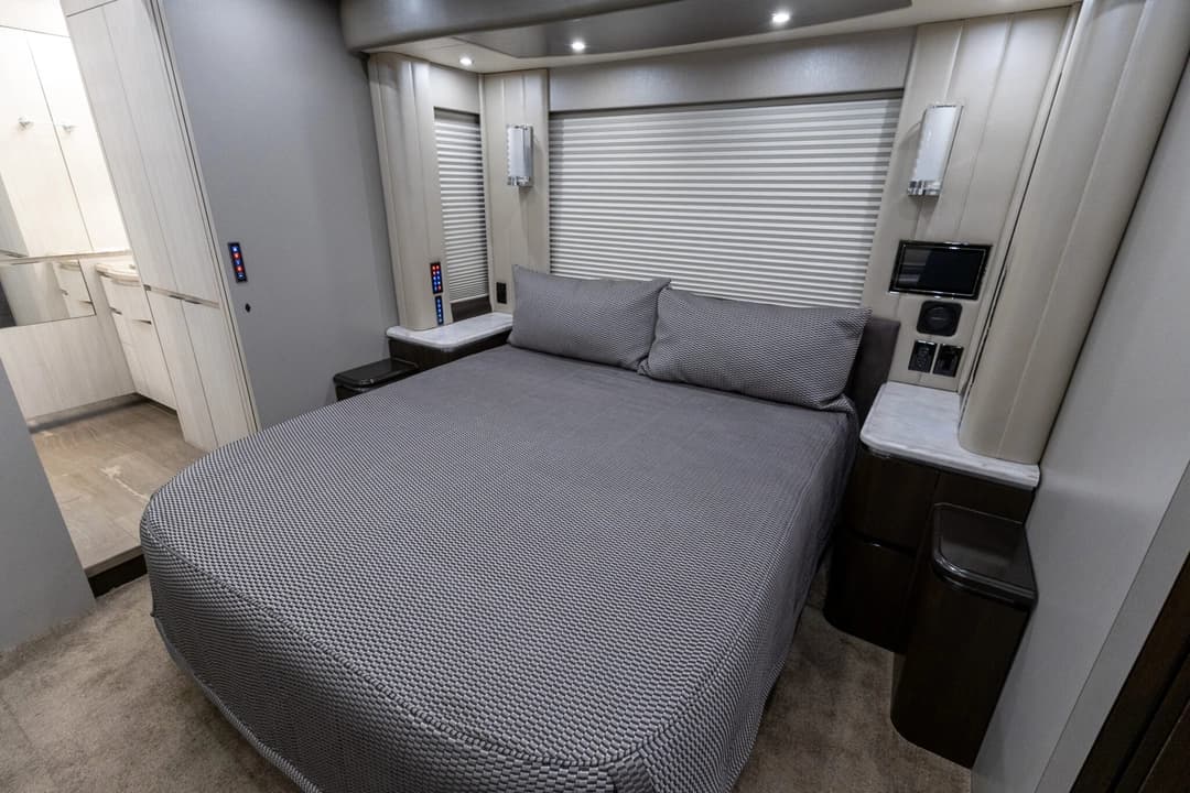 2017 Newell P50 Quad Slide Motorhome - Image 27
