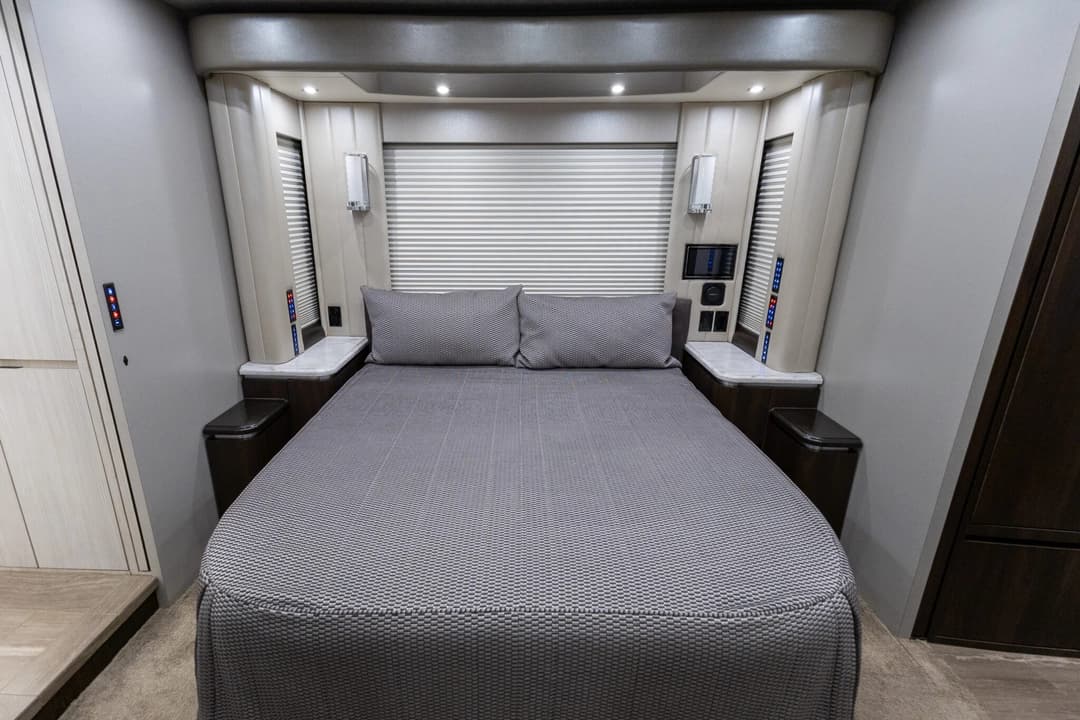 2017 Newell P50 Quad Slide Motorhome - Image 28
