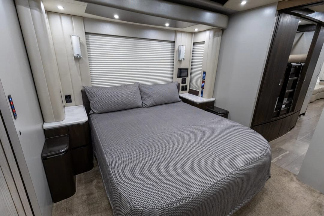 2017 Newell P50 Quad Slide Motorhome - Image 29