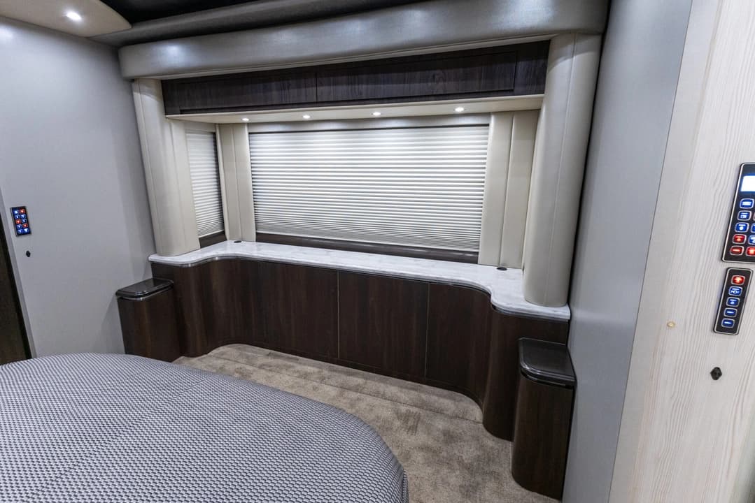 2017 Newell P50 Quad Slide Motorhome - Image 30