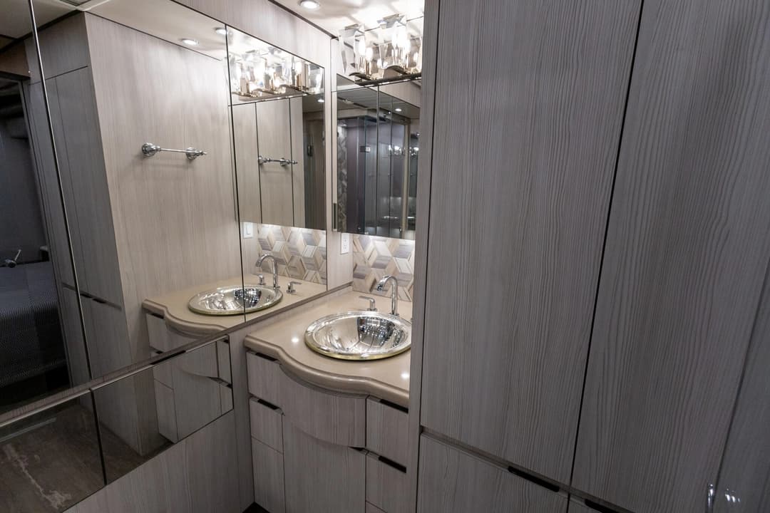 2017 Newell P50 Quad Slide Motorhome - Image 31