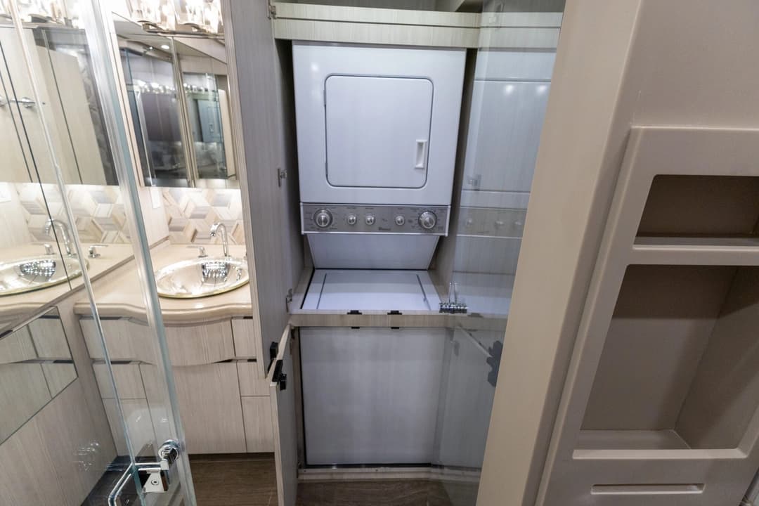 2017 Newell P50 Quad Slide Motorhome - Image 34
