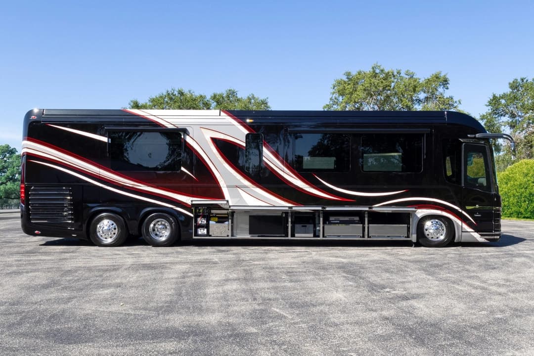 2017 Newell P50 Quad Slide Motorhome - Image 35