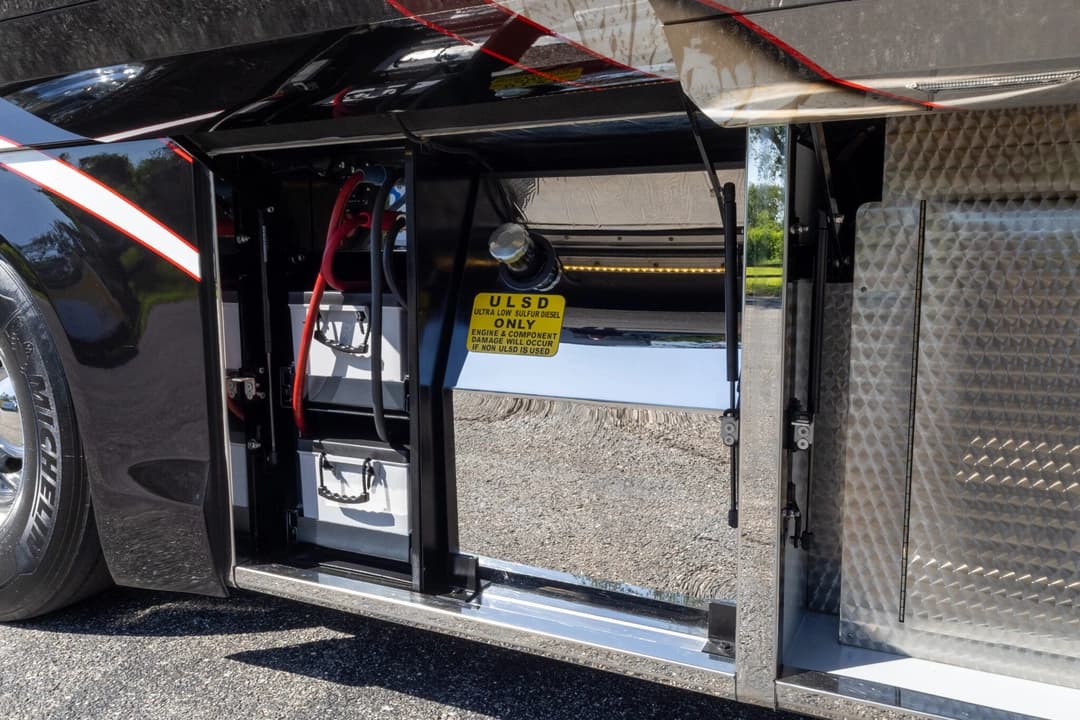2017 Newell P50 Quad Slide Motorhome - Image 37