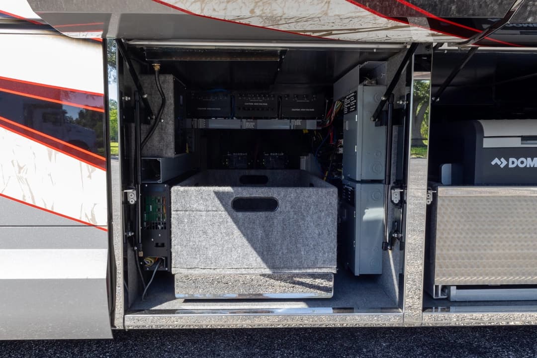 2017 Newell P50 Quad Slide Motorhome - Image 39