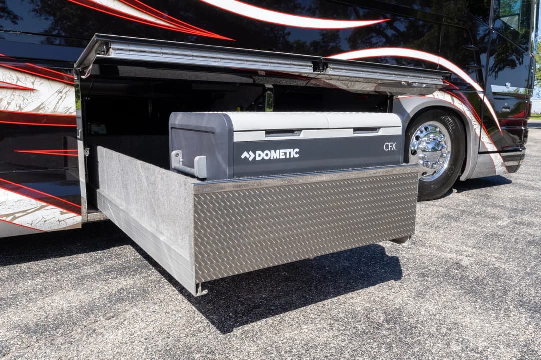 2017 Newell P50 Quad Slide Motorhome - Image 40