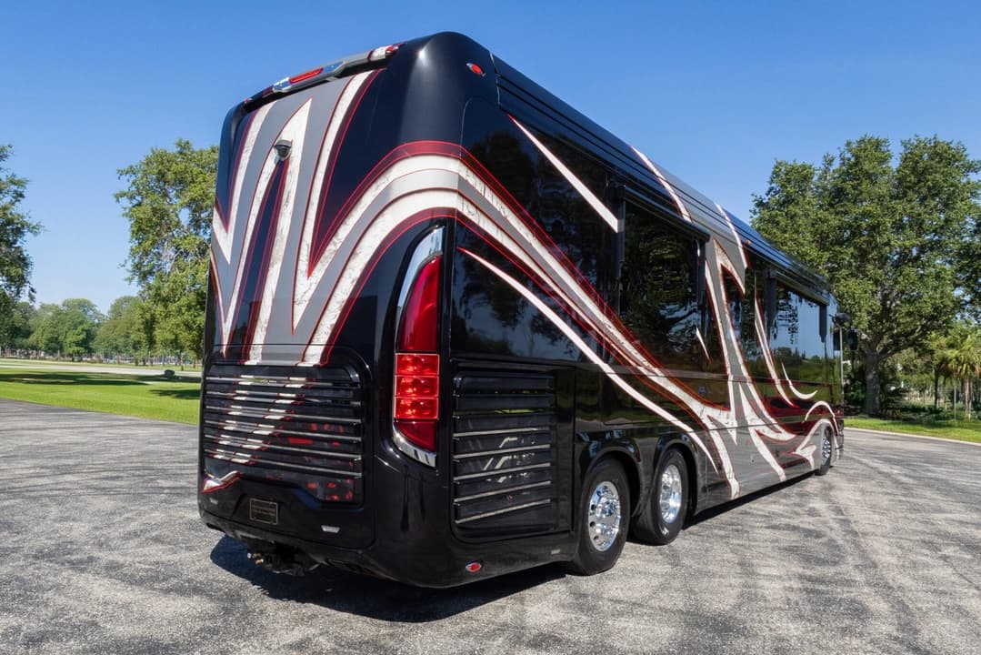 2017 Newell P50 Quad Slide Motorhome - Image 5