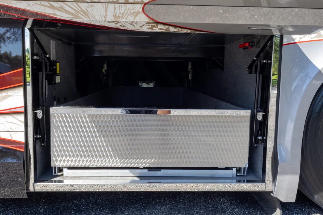 2017 Newell P50 Quad Slide Motorhome - Image 41