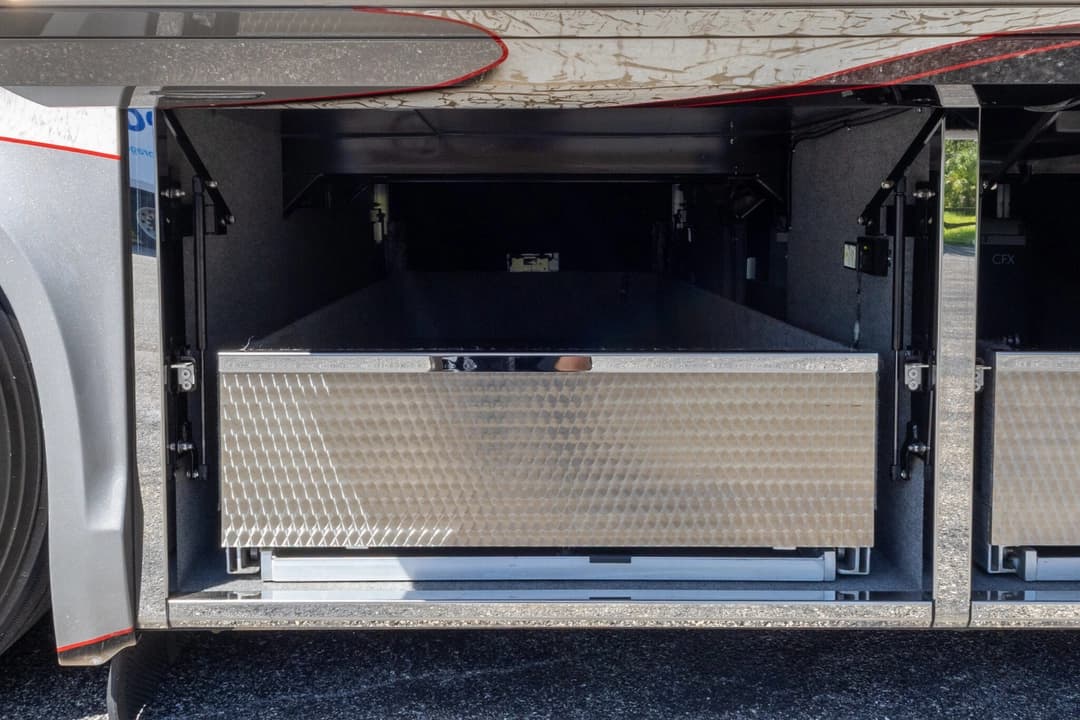 2017 Newell P50 Quad Slide Motorhome - Image 42