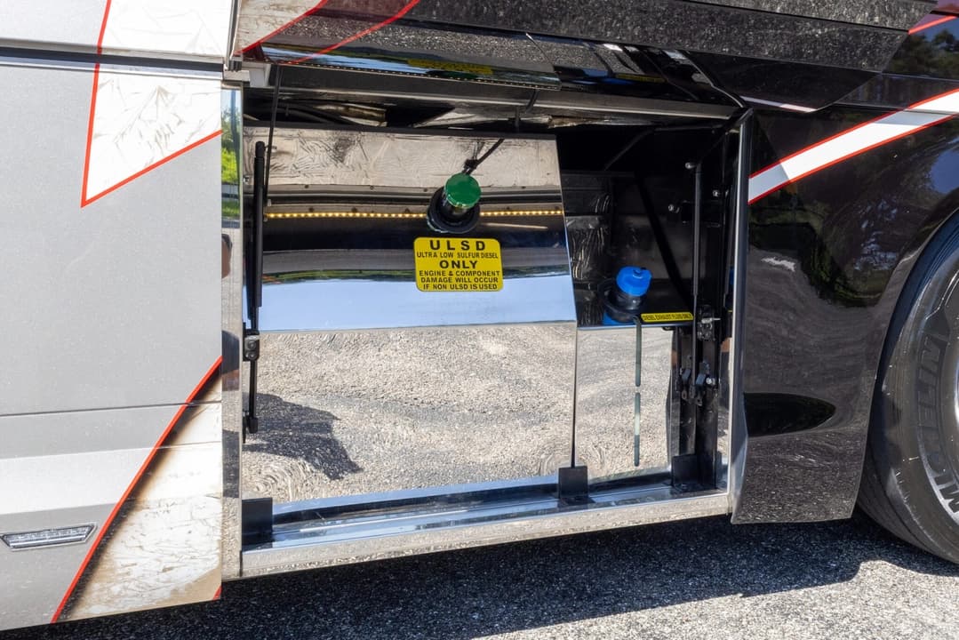 2017 Newell P50 Quad Slide Motorhome - Image 46