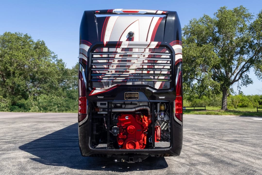 2017 Newell P50 Quad Slide Motorhome - Image 47