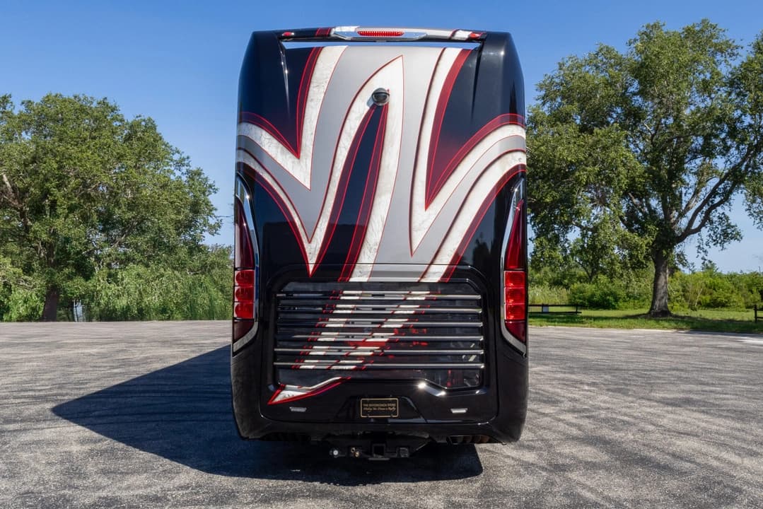 2017 Newell P50 Quad Slide Motorhome - Image 6