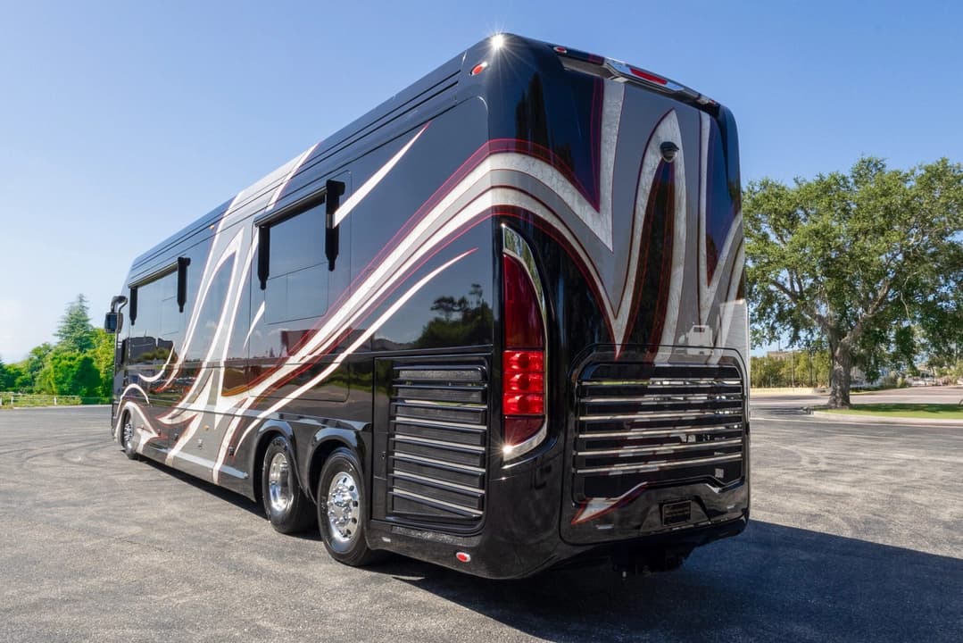 2017 Newell P50 Quad Slide Motorhome - Image 7