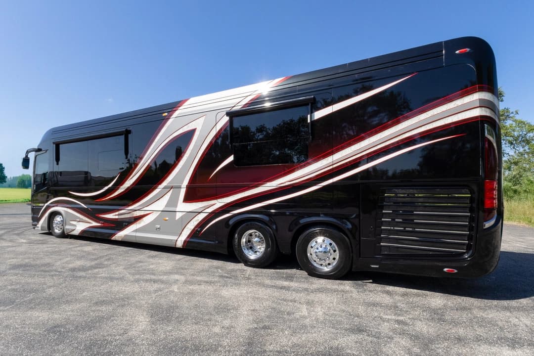 2017 Newell P50 Quad Slide Motorhome - Image 8